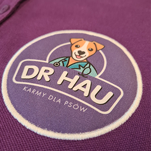 naszywka_drukowana Maskotka miś z koszulką na której napisane jest umię i data narodzin dziewczynki